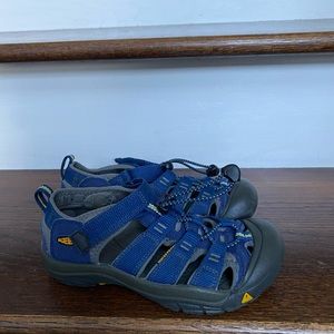 Boys keen sandals size 2 waterproof summer shoes blue